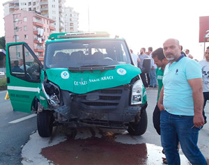Rize'de Cenaze Aracı Kaza Yaptı 1 Yaralı