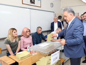 AK Parti Genel Başkan Yardımcısı Yazıcı, Oyunu Kullandı