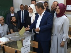 Destici Ailesiyle Birlikte Sandığa Gitti