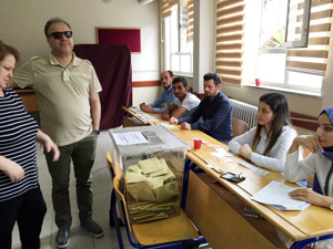 Rize'de Görme Engelli Vatandaş Eşinin Yardımıyla Oyunu Kullandı