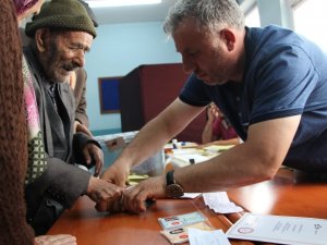 109 Yaşındaki Ahmet Dede Oyunu Kullandı
