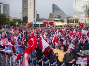 Ak Parti Genel Merkezi Önünde Kutlama Başladı