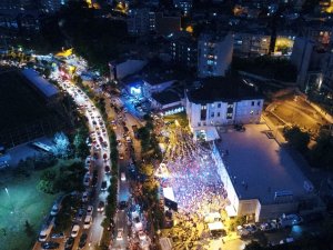 Ak Parti İstanbul İl Başkanlığı Önünde Coşkulu Kalabalık