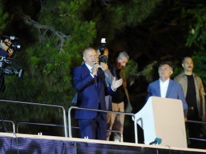 Konuşmasını Kısa Kesip...