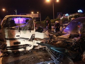 Kamyonet Ve Otomobil Kafa Kafaya Çarpıştı: 3 Yaralı