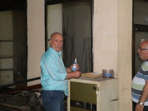 Mum Işığında Müşteri Bekliyorlar