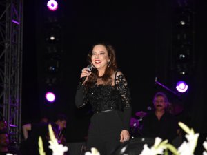 Ebru Gündeş’i 15 Bin Kişi İzledi