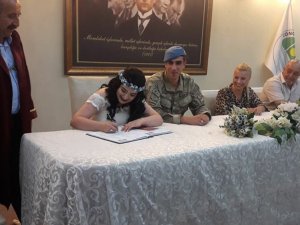 ’En Güzel Damatlık’ Dedi, Askeri Üniformayla Evlendi