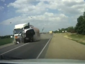 Önce Otomobile Sonra Tankere Çarptı