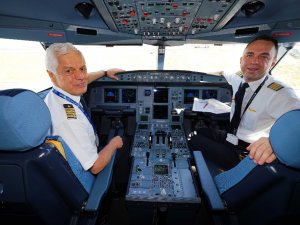 45 Yıllık Uçuş Kariyerini Pilot Oğluyla Noktaladı