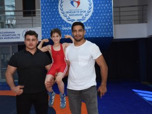 Şampiyon Güreşçiler Melih’le Buluştu