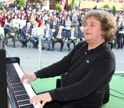 Rize'de Çay Fabrikasında Piyano Resitali