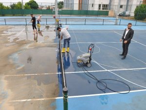 Tenis Kortlarında Yaz Temizliği