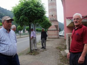 Yol Ortasında Kalan Minare