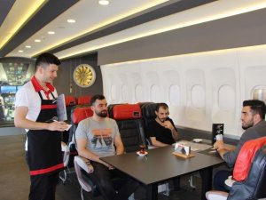 Uçak Merakını Kafeteryasında Gerçekleştirdi