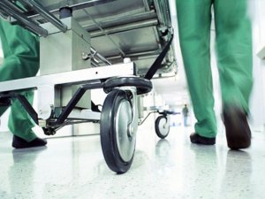 Doktor Usulsüz Ameliyat Yapmaktan Tutuklandı