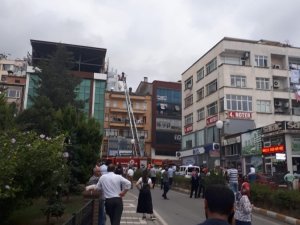 Trabzon’da Bir Binanın Çatı Katında Çıkan Yangın Paniğe Neden Oldu