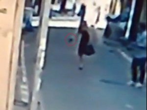 Genç Kız Laf Atan Kişiyi Tabancayla Kovaladı