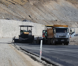 Ovit'te Asfalt Dökülmeye Başlandı