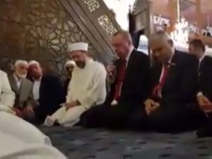Erdoğan Hacı Bayram Camii’nde Kur’an-ı Kerim Okudu