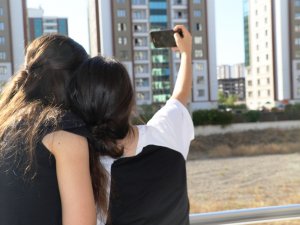 Selfie Bencillik Duygusunu Tetikliyor