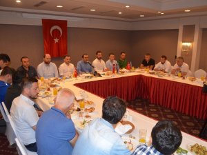 Abiş Hopikoğlu: "Bizi Korsan Taksi Noktasına Getiriyorlar"