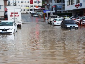 Trabzon’da Aşırı Yağış Rögarları Taşırdı