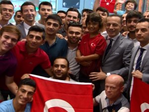 Cüneyt Çakır Yurda Döndü: İşte İlk Açıklamaları