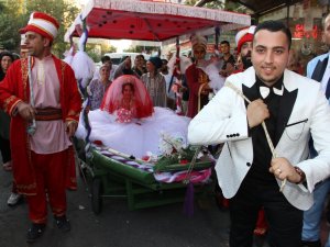 Denizi Olmayan Kentte Gelini Kayıkla Aldı