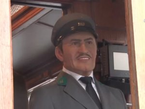 Balmumu Vatman Heykeli Nostaljik Tramvaya Renk Kattı