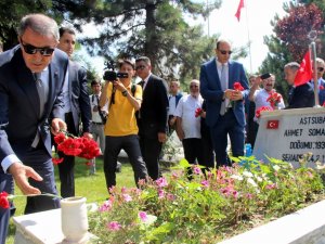 Bakan Akar Kayseri’de Hava Şehitliğini Ziyaret Etti