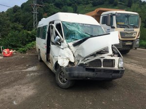 Rize’de Yolcu Minibüsü ile Kamyon Çarpıştı 10 Yaralı