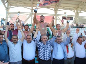 Düzce Yağlı Güreşleri Başpehlivanı Recep Kara Oldu