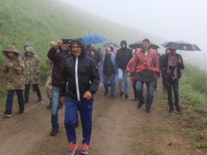 Dünyanın En Tehlikeli Yolunda Sis Ve Yağmura Rağmen Yürüdüler