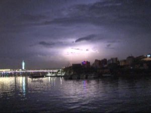 İstanbul’da Geceyi Şimşekler Aydınlattı