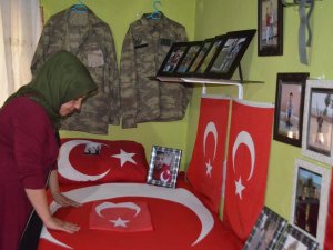 Şehit Oğlunun Eşyalarını Odasında Muhafaza Ediyor