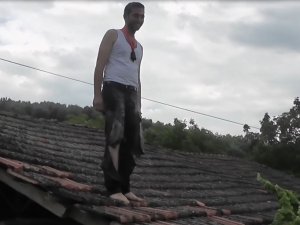İşkencelerle Canından Bezen Damat Çatıya Çıktı