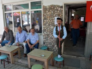 Müşterilerini Kaval Çalarak Karşılıyor