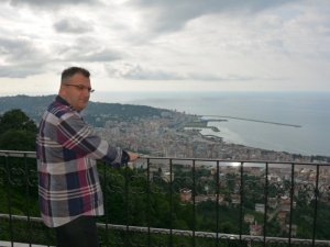 Gazeteci Cem Küçük, Tatilini Memleketinde Geçiriyor