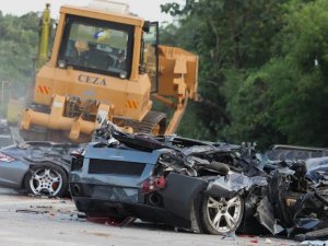 Gümrük Kaçağı Lüks Otomobiller Un Ufak Edildi