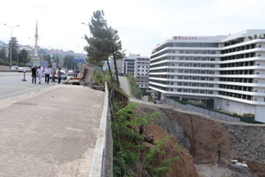 Rize-Trabzon Karayolunda Kaldırım Çöktü