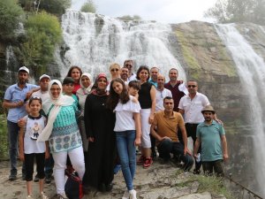 Tortum Şelalesi Turistlerle Doldu Taştı