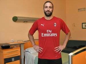 Higuain Resmen Milan’da