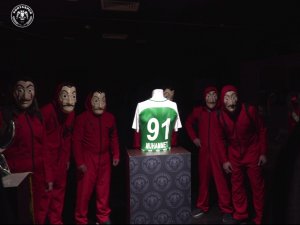 ’La Casa De Papel’ Ve ’Çav Bella’lı Forma Tanıtımı