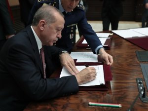 Yüksek Askeri Şura Kararlarını İmzaladı