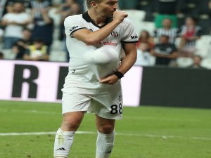 Caner Erkin Golü Eşine Hediye Etti