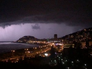 Giresun’da Şimşekler Gökyüzünü Aydınlattı