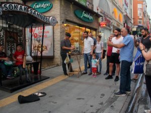Çocuk Yaştaki Sokak Müzisyenlerinin Performansı Hayran Bıraktı