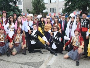 Festivalde Halka Tereyağlı 12 Kiloluk Ekmekler İkram Edildi