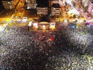 İzmir’de Yıldız Tilbe İzdihamı